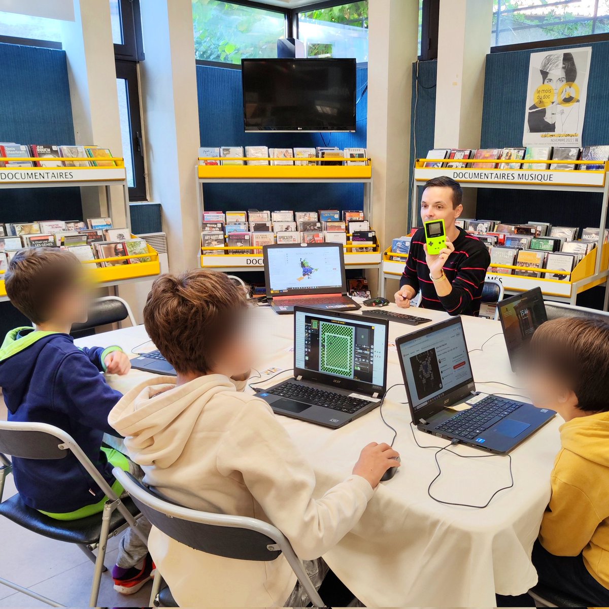 johndostudio's tweet photo. Premier atelier #gameboy pour le festival #piky validé ✅

Réflexion autour de la création du jeu #gbstudio et #pixelart sous Piskel pour finir la séance en douceur ☺️ ( oui on fait des maths 🔢😆)

Semaine prochaine objectif 👉 médiathèque Champollion et bibliothèque Mansart 😉 https://t.co/6OZwnt334I