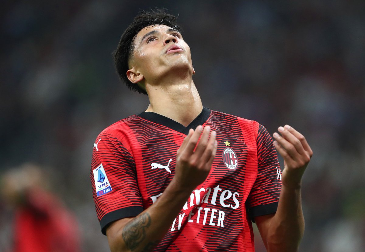 #MilanUdinese
❌Decisione sbagliata dell'arbitro di espellere #Reijnders (#Milan) per DOGSO (chiara occasione da gol).
⚽Il contatto tra Reijnders e Lovric è stato troppo lieve secondo me, ammesso che ci sia stato. La decisione di assegnare il cartellino rosso è  esagerata. Il