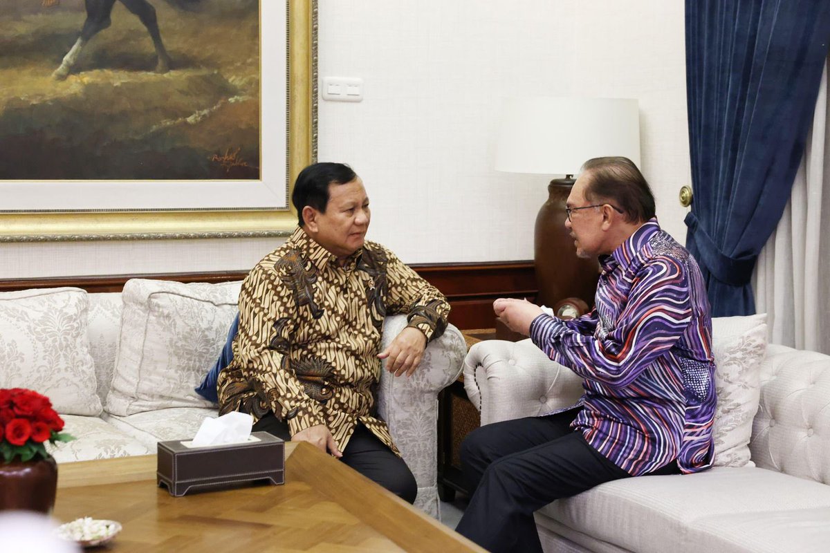 Merupakan kehormatan besar menerima sahabat saya, Perdana Menteri Malaysia, <a href="/anwaribrahim/">Anwar Ibrahim</a>, di kediaman orang tua saya di Kertanegara 4, Jakarta. Terima kasih atas kunjungannya yang penuh makna, semoga hubungan persahabatan dan kerja sama kedua negara semakin erat.