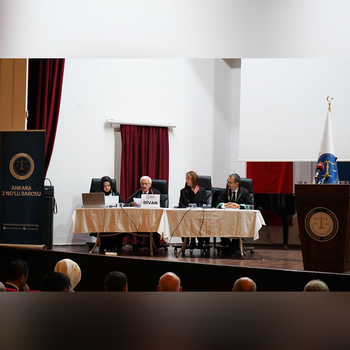 ankara2barosu's tweet photo. 19 Ekim 2024 tarihinde Ankara Üniversitesi Hukuk Fakültesi’nde gerçekleştirdiğimiz Ankara 2 No’lu Barosu 2. Olağan Genel Kurulumuz yoğun katılımla gerçekleşti.

Genel Kurulumuz tarafından toplantıyı yönetmek üzere Av. Ali Aydın Akpınar Divan Başkanı, Av. Abdulkadir Aslan, Av. Meral Semiz Yeter ve Av. İrem Akman Başkanlık Divanı olarak seçildiler.

Baro Başkanımız Av. Sabri Hafif’in açılış konuşmalarıyla başlayan genel kurulumuz, Ankara Valisi Sn. Vasip Şahin, Milliyetçi Hareket Partisi Genel Başkan Yardımcısı ve Ankara Milletvekili Sn. Yaşar Yıldırım, AK Parti Ankara Milletvekillerimiz Sn. Zeynep Yıldız ve Sn. Murat Alparslan, Milliyetçi Hareket Partisi Tokat Milletvekili Sn. Yücel Bulut selamlama konuşmalarını yaptılar.

Gündem maddelerimizden Faaliyet Raporu’nu Baro Başkan Yardımcımız Av. Handan Kurt, Mali Raporları Saymanımız Av. Ahmet Günenç, Denetim Kurulu Raporunu da Av. Ayşegül Güney okudu.

Yönetim ve Denetim Kurulu’nun ibrasından sonra meslektaşlarımız Av. Tarkan Toper, Av. Hasan Oymak, Av. İlhan Kara, Av. Betül Akaydın, Av. Saliha Sasa, Av. Halil Atasoy, Av. İzen Yaman, Av. Zehra Gülden, Av. Emine Aslan ve Av. Yasir Şen dilek ve temennilerini genel kurula ifade ettiler.

Demokrasi şöleni havasında geçen genel kurulumuzda Ankara 2 No’lu Barosu Başkan adayları Av. Sabri Hafif ve Av. Gökhan Ağdemir hitaplarını gerçekleştirdiler.

Divan Başkalığı tarafından baro zorunlu organları seçiminin 20 Ekim 2024 Pazar günü, saat 09.00- 17.00 arasında yapılacağı genel kurula hatırlatılarak birinci gün toplantısı sona erdi.