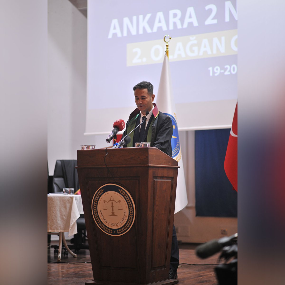 ankara2barosu's tweet photo. 19 Ekim 2024 tarihinde Ankara Üniversitesi Hukuk Fakültesi’nde gerçekleştirdiğimiz Ankara 2 No’lu Barosu 2. Olağan Genel Kurulumuz yoğun katılımla gerçekleşti.

Genel Kurulumuz tarafından toplantıyı yönetmek üzere Av. Ali Aydın Akpınar Divan Başkanı, Av. Abdulkadir Aslan, Av. Meral Semiz Yeter ve Av. İrem Akman Başkanlık Divanı olarak seçildiler.

Baro Başkanımız Av. Sabri Hafif’in açılış konuşmalarıyla başlayan genel kurulumuz, Ankara Valisi Sn. Vasip Şahin, Milliyetçi Hareket Partisi Genel Başkan Yardımcısı ve Ankara Milletvekili Sn. Yaşar Yıldırım, AK Parti Ankara Milletvekillerimiz Sn. Zeynep Yıldız ve Sn. Murat Alparslan, Milliyetçi Hareket Partisi Tokat Milletvekili Sn. Yücel Bulut selamlama konuşmalarını yaptılar.

Gündem maddelerimizden Faaliyet Raporu’nu Baro Başkan Yardımcımız Av. Handan Kurt, Mali Raporları Saymanımız Av. Ahmet Günenç, Denetim Kurulu Raporunu da Av. Ayşegül Güney okudu.

Yönetim ve Denetim Kurulu’nun ibrasından sonra meslektaşlarımız Av. Tarkan Toper, Av. Hasan Oymak, Av. İlhan Kara, Av. Betül Akaydın, Av. Saliha Sasa, Av. Halil Atasoy, Av. İzen Yaman, Av. Zehra Gülden, Av. Emine Aslan ve Av. Yasir Şen dilek ve temennilerini genel kurula ifade ettiler.

Demokrasi şöleni havasında geçen genel kurulumuzda Ankara 2 No’lu Barosu Başkan adayları Av. Sabri Hafif ve Av. Gökhan Ağdemir hitaplarını gerçekleştirdiler.

Divan Başkalığı tarafından baro zorunlu organları seçiminin 20 Ekim 2024 Pazar günü, saat 09.00- 17.00 arasında yapılacağı genel kurula hatırlatılarak birinci gün toplantısı sona erdi.