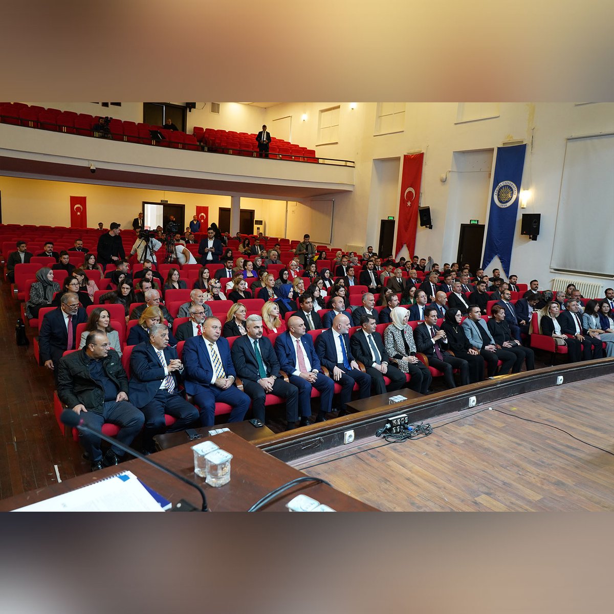 ankara2barosu's tweet photo. 19 Ekim 2024 tarihinde Ankara Üniversitesi Hukuk Fakültesi’nde gerçekleştirdiğimiz Ankara 2 No’lu Barosu 2. Olağan Genel Kurulumuz yoğun katılımla gerçekleşti.

Genel Kurulumuz tarafından toplantıyı yönetmek üzere Av. Ali Aydın Akpınar Divan Başkanı, Av. Abdulkadir Aslan, Av. Meral Semiz Yeter ve Av. İrem Akman Başkanlık Divanı olarak seçildiler.

Baro Başkanımız Av. Sabri Hafif’in açılış konuşmalarıyla başlayan genel kurulumuz, Ankara Valisi Sn. Vasip Şahin, Milliyetçi Hareket Partisi Genel Başkan Yardımcısı ve Ankara Milletvekili Sn. Yaşar Yıldırım, AK Parti Ankara Milletvekillerimiz Sn. Zeynep Yıldız ve Sn. Murat Alparslan, Milliyetçi Hareket Partisi Tokat Milletvekili Sn. Yücel Bulut selamlama konuşmalarını yaptılar.

Gündem maddelerimizden Faaliyet Raporu’nu Baro Başkan Yardımcımız Av. Handan Kurt, Mali Raporları Saymanımız Av. Ahmet Günenç, Denetim Kurulu Raporunu da Av. Ayşegül Güney okudu.

Yönetim ve Denetim Kurulu’nun ibrasından sonra meslektaşlarımız Av. Tarkan Toper, Av. Hasan Oymak, Av. İlhan Kara, Av. Betül Akaydın, Av. Saliha Sasa, Av. Halil Atasoy, Av. İzen Yaman, Av. Zehra Gülden, Av. Emine Aslan ve Av. Yasir Şen dilek ve temennilerini genel kurula ifade ettiler.

Demokrasi şöleni havasında geçen genel kurulumuzda Ankara 2 No’lu Barosu Başkan adayları Av. Sabri Hafif ve Av. Gökhan Ağdemir hitaplarını gerçekleştirdiler.

Divan Başkalığı tarafından baro zorunlu organları seçiminin 20 Ekim 2024 Pazar günü, saat 09.00- 17.00 arasında yapılacağı genel kurula hatırlatılarak birinci gün toplantısı sona erdi.