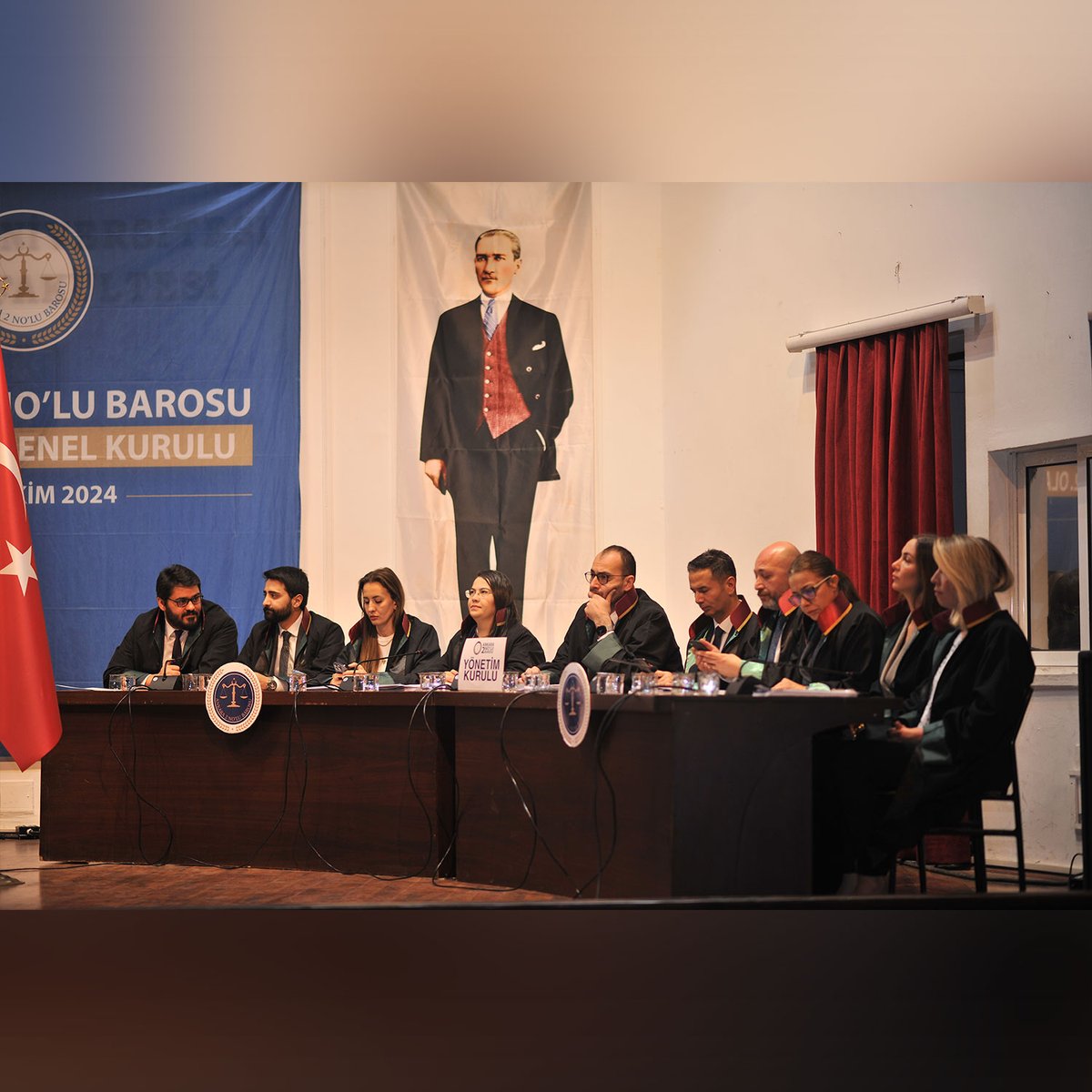 ankara2barosu's tweet photo. 19 Ekim 2024 tarihinde Ankara Üniversitesi Hukuk Fakültesi’nde gerçekleştirdiğimiz Ankara 2 No’lu Barosu 2. Olağan Genel Kurulumuz yoğun katılımla gerçekleşti.

Genel Kurulumuz tarafından toplantıyı yönetmek üzere Av. Ali Aydın Akpınar Divan Başkanı, Av. Abdulkadir Aslan, Av. Meral Semiz Yeter ve Av. İrem Akman Başkanlık Divanı olarak seçildiler.

Baro Başkanımız Av. Sabri Hafif’in açılış konuşmalarıyla başlayan genel kurulumuz, Ankara Valisi Sn. Vasip Şahin, Milliyetçi Hareket Partisi Genel Başkan Yardımcısı ve Ankara Milletvekili Sn. Yaşar Yıldırım, AK Parti Ankara Milletvekillerimiz Sn. Zeynep Yıldız ve Sn. Murat Alparslan, Milliyetçi Hareket Partisi Tokat Milletvekili Sn. Yücel Bulut selamlama konuşmalarını yaptılar.

Gündem maddelerimizden Faaliyet Raporu’nu Baro Başkan Yardımcımız Av. Handan Kurt, Mali Raporları Saymanımız Av. Ahmet Günenç, Denetim Kurulu Raporunu da Av. Ayşegül Güney okudu.

Yönetim ve Denetim Kurulu’nun ibrasından sonra meslektaşlarımız Av. Tarkan Toper, Av. Hasan Oymak, Av. İlhan Kara, Av. Betül Akaydın, Av. Saliha Sasa, Av. Halil Atasoy, Av. İzen Yaman, Av. Zehra Gülden, Av. Emine Aslan ve Av. Yasir Şen dilek ve temennilerini genel kurula ifade ettiler.

Demokrasi şöleni havasında geçen genel kurulumuzda Ankara 2 No’lu Barosu Başkan adayları Av. Sabri Hafif ve Av. Gökhan Ağdemir hitaplarını gerçekleştirdiler.

Divan Başkalığı tarafından baro zorunlu organları seçiminin 20 Ekim 2024 Pazar günü, saat 09.00- 17.00 arasında yapılacağı genel kurula hatırlatılarak birinci gün toplantısı sona erdi.