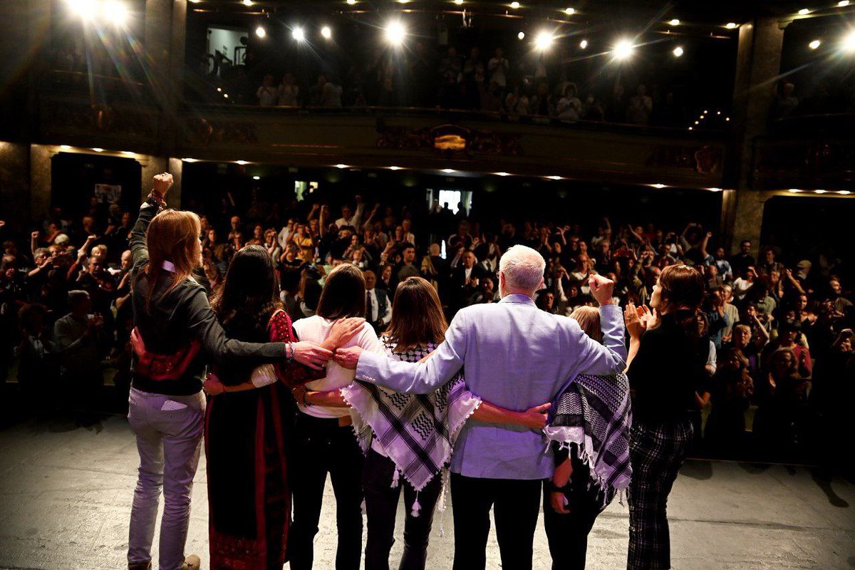 IreneMontero's tweet photo. Cuanto más difícil parece, cuanto más nos dicen que es imposible, más necesario es hacer crecer la esperanza, soñar con un mundo mejor y hacerlo posible mano a mano. 

Orgullosa de las alianzas internacionales con las que cambiamos las cosas que no podemos aceptar https://t.co/ppbQDv4vWE