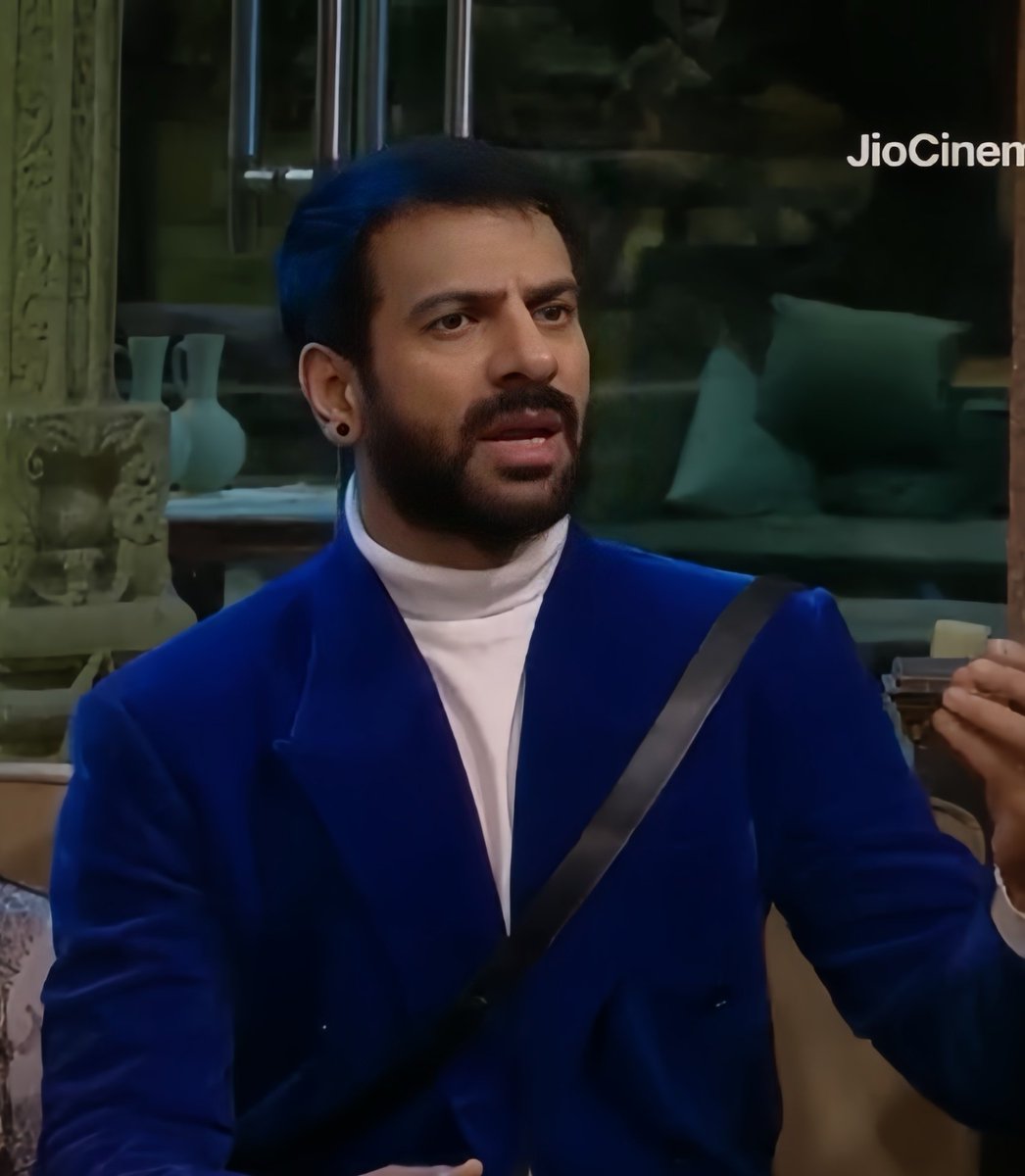 nadaaniyan's tweet photo. One line from #KaranveerMehra and the narrative makers were trying to set has completely changed. They aren't even talking to him anymore because KV will completely destroy avinash. He isn't afraid to speak his mind up in front of Salman

Proud of you KV!!

#BiggBoss18 • #BB18 https://t.co/88qSiRKCyT