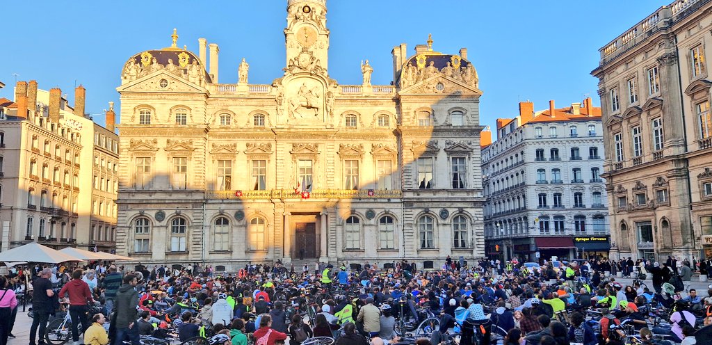 #Lyon Mobilisation importante des cyclistes de notre métropole en hommage à Paul.

La violence motorisée, symptôme de la culture de la bagnole, doit cesser.

Elle se combat par la lutte pour le partage de la rue et de la route, via des infrastructures et des politiques publiques.