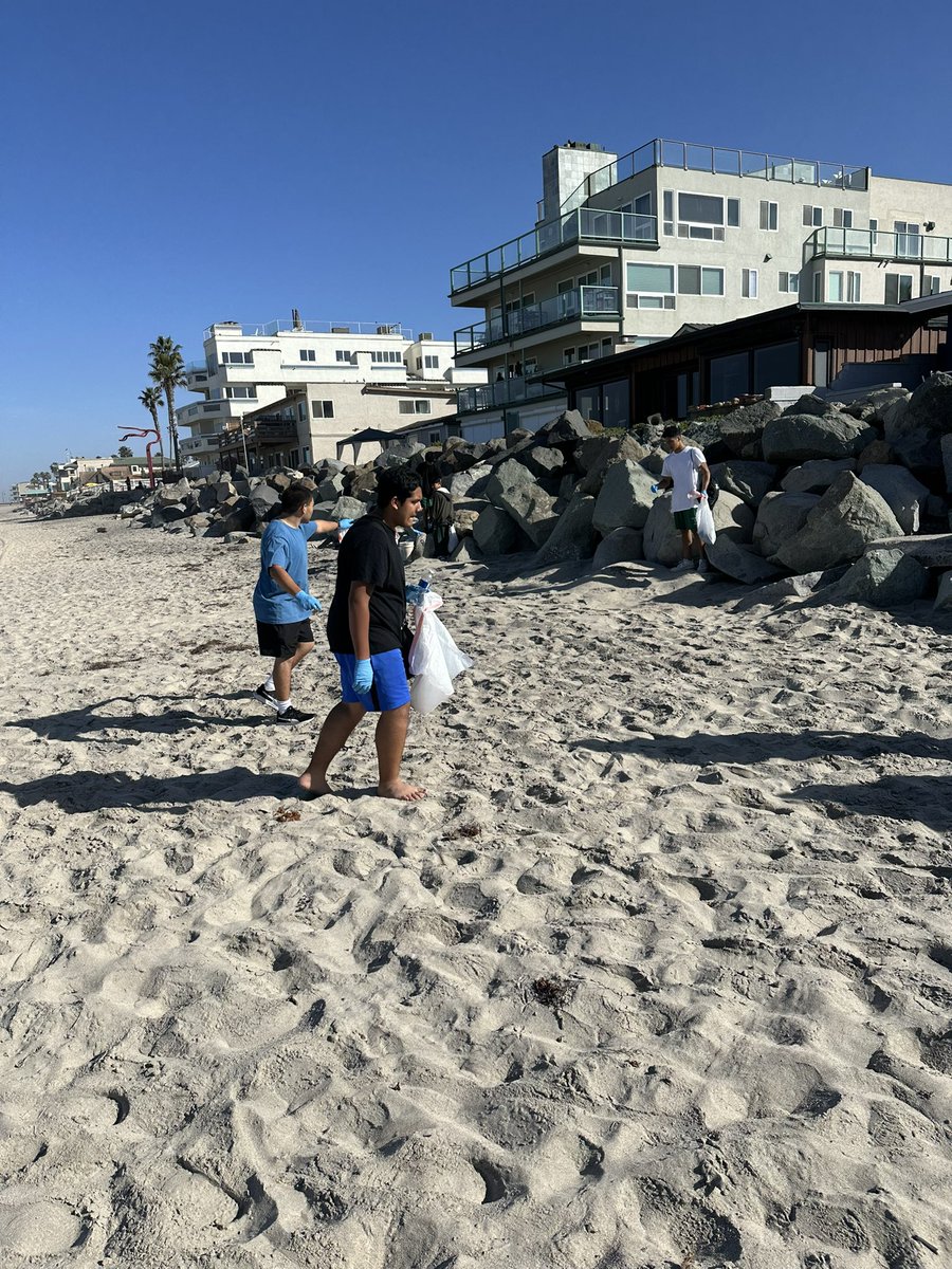 What does @MarVistaHC <a href="/MarVistaHigh/">MarVistaHighSchool</a> Mariners do after the biggest win of the year?

We give back to our community of course! 

GO MARINERS

#BallinOnTheBeach