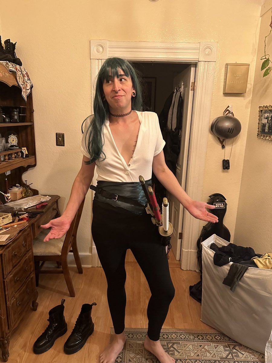 submanic's tweet image. dumb bitch acquires 3 katanas: story at 11