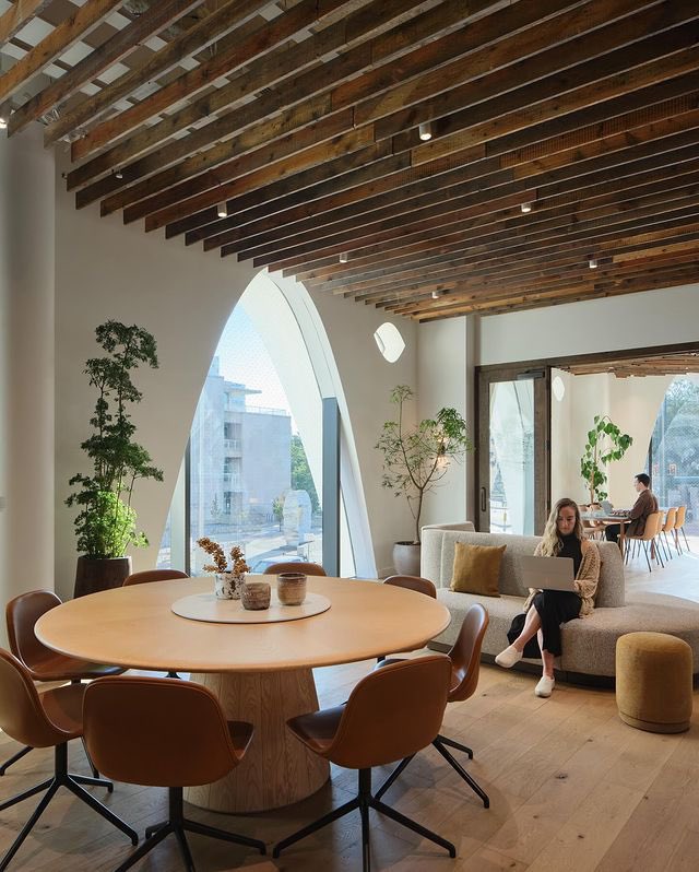 3/3
Spanning 135,000 square feet, Populus includes a double-height lobby, dining options like Pasque and the rooftop Stellar Jay, and amenities focused on sustainability, such as a green roof and fly ash concrete to reduce carbon emissions.

📸 @jasonorear and @hallmerrickphoto