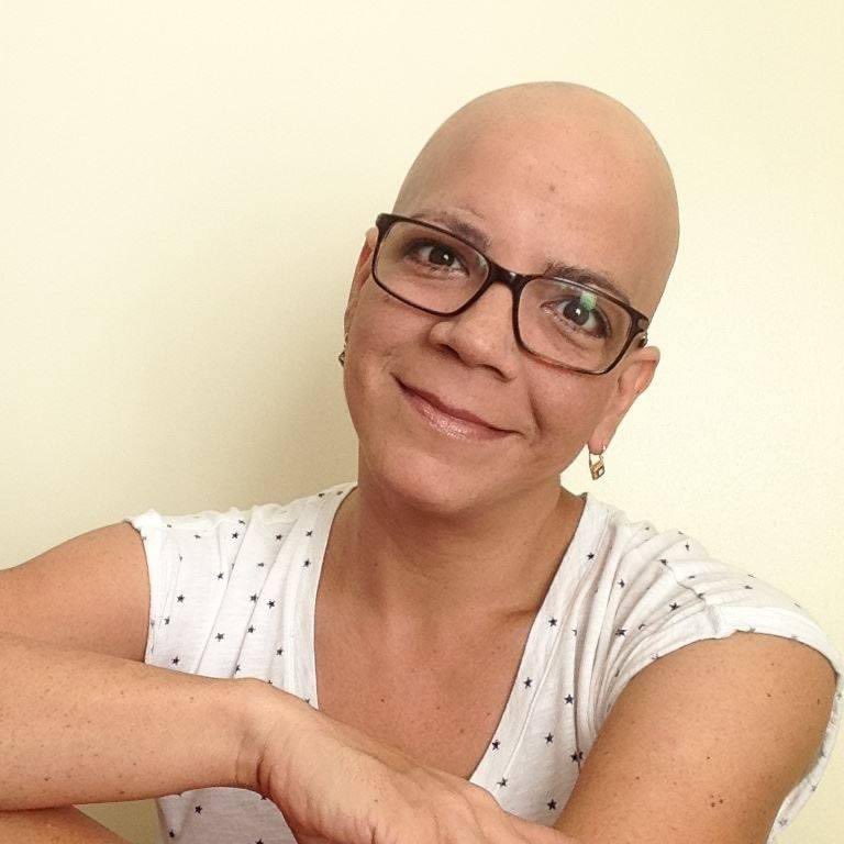 Ninguna paciente con cáncer se siente mejor porque la llames #guerrera. 

Para superar esta enfermedad hace falta mucho más que valor. Acompáñala, pregúntale cómo se siente o háblale del futuro, pero no le pongas más presión haciéndole creer que debe ser “fuerte”.

#Gracias