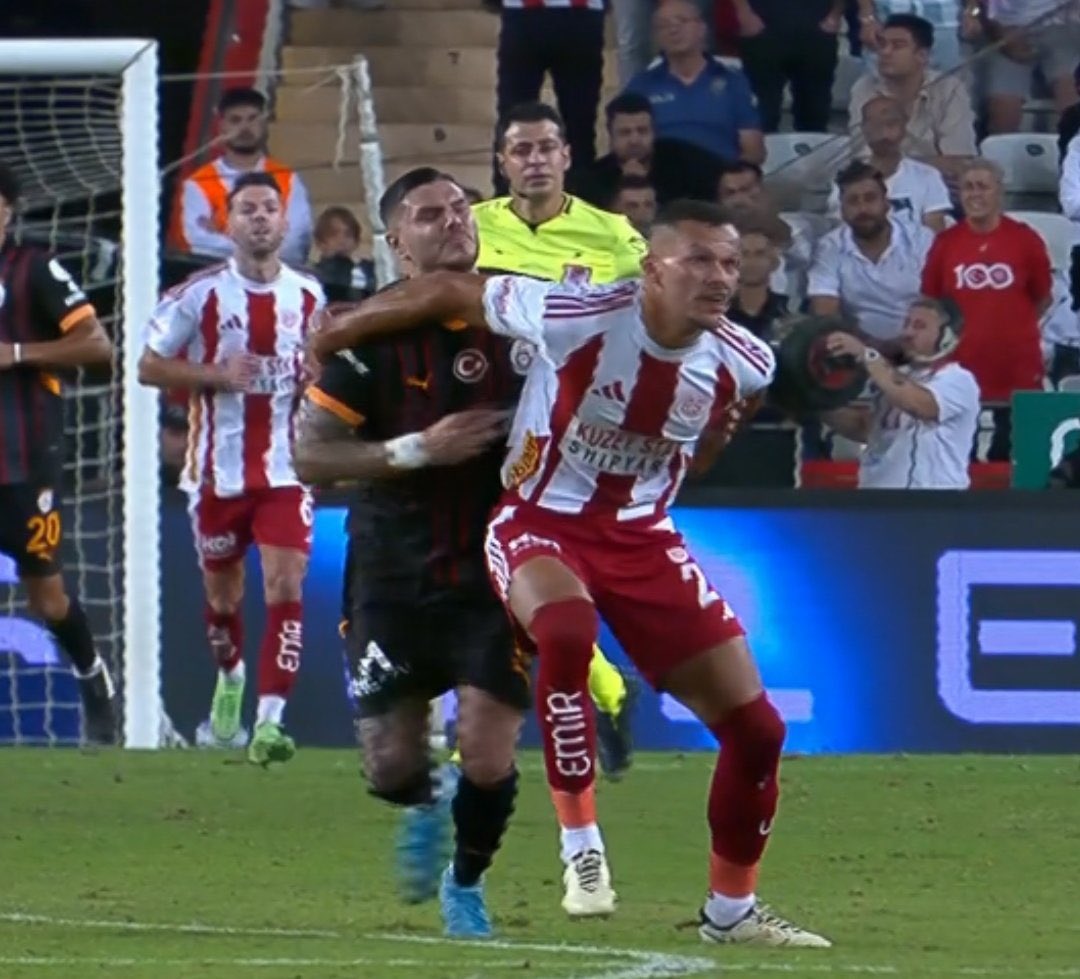 💥Antalya’da ilk 45 dakikada Mücadelenin hakemi Ali Şansalan, kritik 3 pozisyonda sadece 1 sarı kart çıkardı. Kaan Ayhan’ın burnu, Icardi’nin ise çenesinin dağılma tehlikesine rağmen. Ve verilmeyen net penaltı.