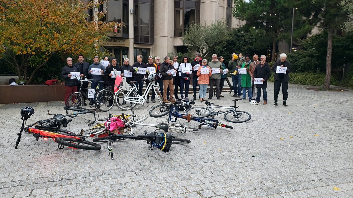 Hommage à Paul aujourd'hui à <a href="/VilledeThiais/">Ville de Thiais</a>, une vingtaine de militants, cyclistes et aussi deux conseillers municipaux ainsi que <a href="/KekeRachel/">Rachel Keke</a> #jesuispaulVarry <a href="/MDBIDF/">Mieux se déplacer à bicyclette</a> <a href="/FUB_fr/">FUB</a> <a href="/VeloIdF/">Collectif Vélo Île-de-France</a> <a href="/ParisEnSelle/">Paris en Selle</a> pour dire notre ras-le-bol de l'ultra violence routière permanente.