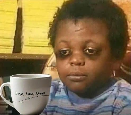 Yo desayunando frente a la taza que dice: "Ríe, ama, sueña"😂😂🤦🏻‍♀️