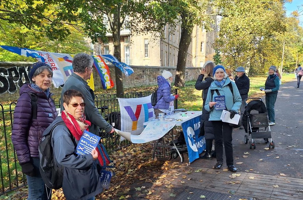 YesforEU's tweet photo. Folk enjoyed writing their #HopesAndDreams for Scotland - many and varied! - on a long roll of paper.
Lots of positive conversations about our need for #independence and #EUmembership.
#IndyToJoinEU
#YouYesYet ? https://t.co/7ODblzPTT9