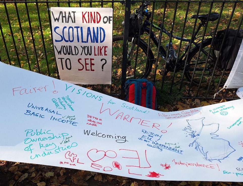 YesforEU's tweet photo. Folk enjoyed writing their #HopesAndDreams for Scotland - many and varied! - on a long roll of paper.
Lots of positive conversations about our need for #independence and #EUmembership.
#IndyToJoinEU
#YouYesYet ? https://t.co/7ODblzPTT9