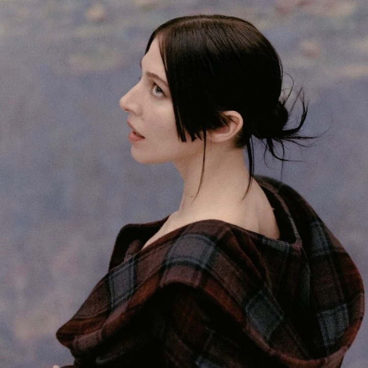 Caroline performing True Love Waits by Radiohead in front of Monet’s Water Lilies at Musée de l’Orangerie in Paris 🪷