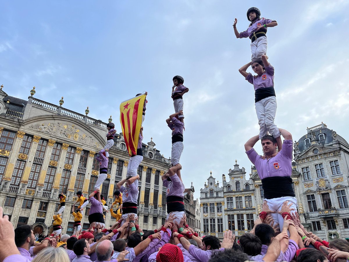 Hem acabat la diada amb quatre pilars de 4! #CastellsInBrussels

#AllòQueVolem #castells