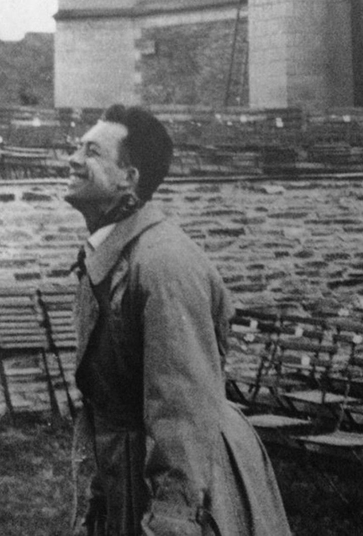 "Bazı hallerde devam etmek, yalnızca devam etmek insanüstü bir şeydir."

- Albert Camus, Düşüş