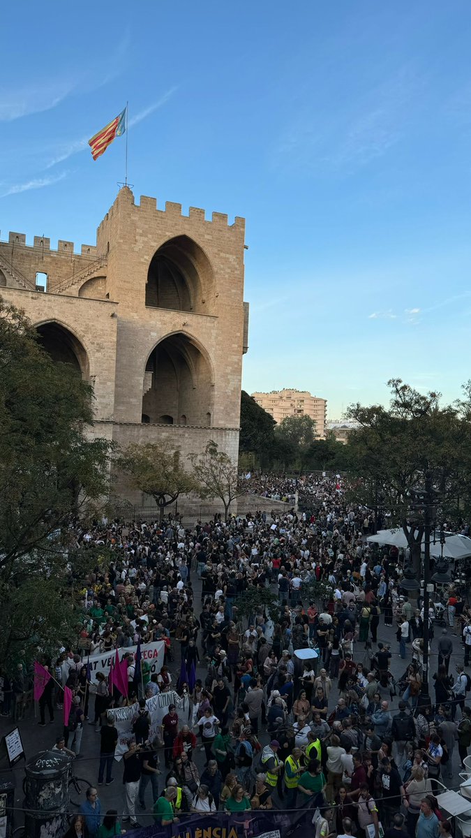 No deixa d'arribar gent a la manifestació #ValènciaNoEstàEnVenda, una protesta que serà històrica!