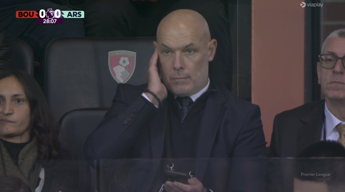 Gunnersc0m's tweet photo. Howard Webb on his phone and listening to his ear-piece during VAR’s decision to send off William Saliba… https://t.co/wMnOoJBmWQ