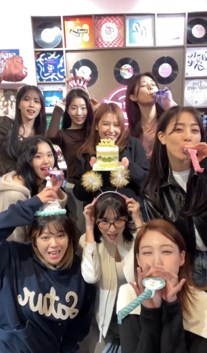 Sinbubble__'s tweet photo. Happy 9th Anniversary TWICE🥳 Terima kasih karena telah menjadi penyemangat bagi gw pribadi dari 2016 sampai sekarang sayang gw masih sama ke kalian. Intinya sayang bangett
9WICE FOREVER 🤍
#TWICE_9TH_ANNIVERSARY #HOME_9ROUND
#TWICE_9TH_ANNIVERSARY #HOME_9ROUND https://t.co/kU9jXzH6HY