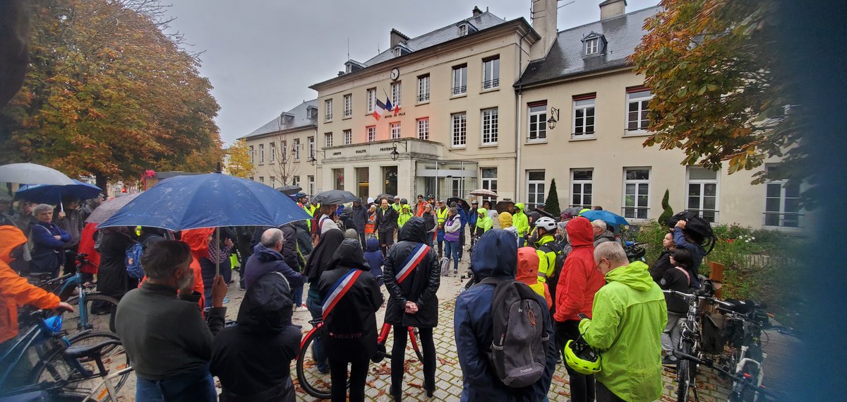 Nous étions 150 personnes ce soir devant la mairie de Ville de Palaiseau pour rendre hommage à Paul et demander la fin de l'impunité pour les violences motorisées.
Merci pour votre venue 🖤
#stopauxviolencesmotorisées 
#jesuispaulVarry  
#JeSuisPaul