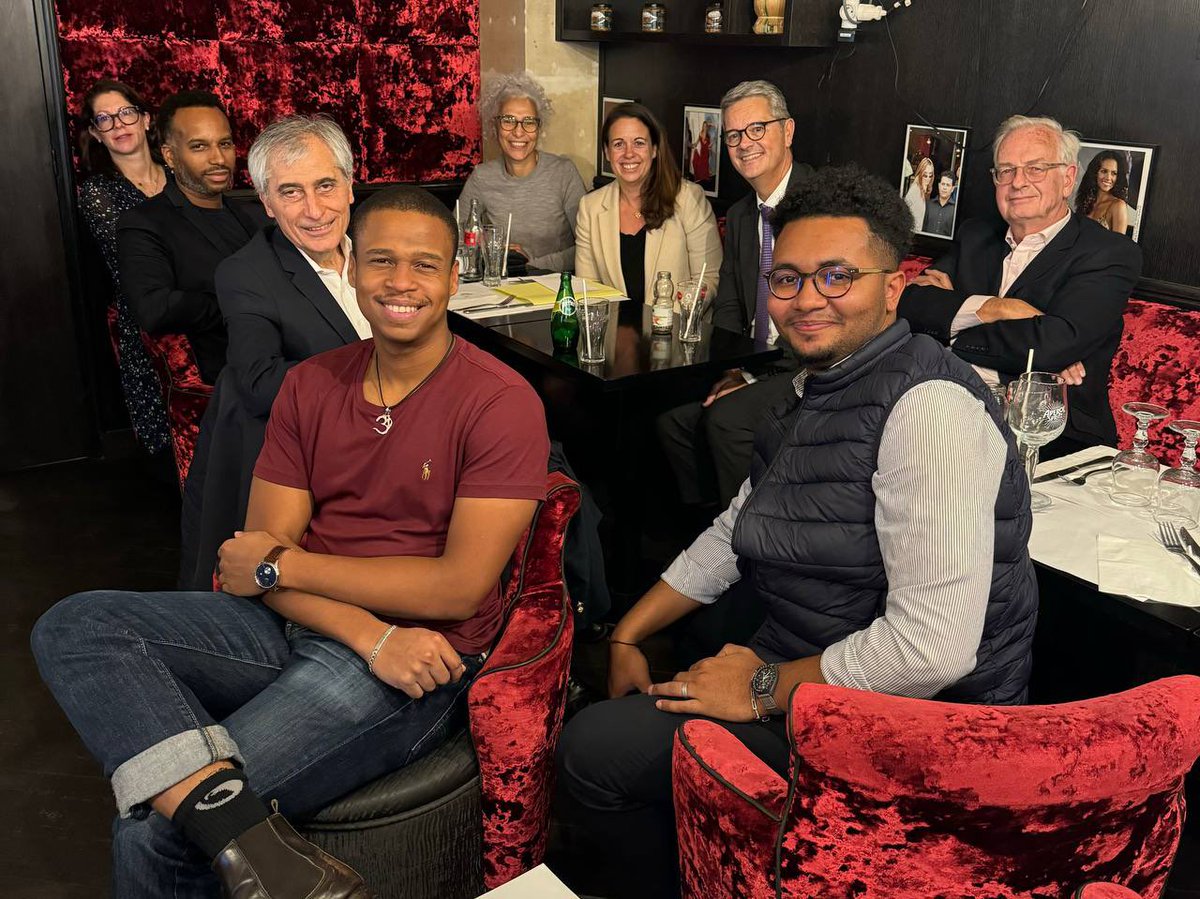 🔵⚪️ Encore une réunion chaleureuse à #Levallois à l’invitation de notre déléguée municipale <a href="/fcollet92/">Frédérique Collet</a> et en présence de <a href="/FranckMorel1207/">Franck Morel</a>, délégué de #Neuilly !

Nous vous attendons nombreux demain à partir de 11h au marché Barbusse pour les 3 ans d’<a href="/HorizonsLeParti/">Horizons</a> ! 🇫🇷🇪🇺