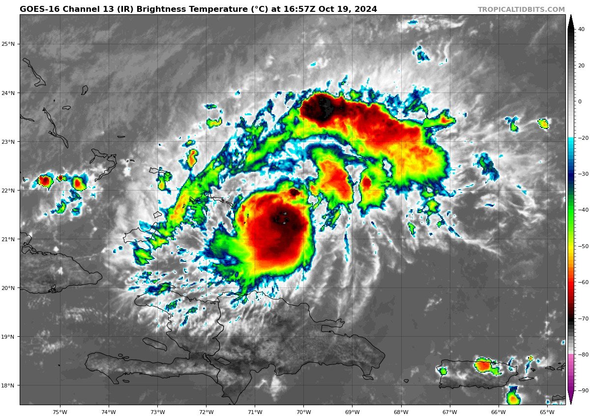 #Oscar Hot towers going up in the eyewall, wouldn't surprise me if this reaches major hurricane status at this point.