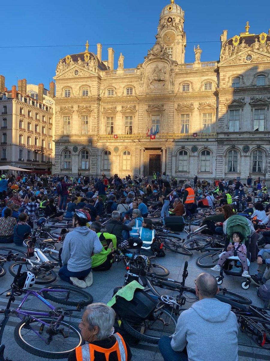 🖤Émotion ce soir sur la Pl. des Terreaux à #Lyon et devant les mairies des communes de l’agglomération: #NousSommesPaul.
❌A chaque agression, mise en danger, insulte, intimidation d’un automobiliste sur un cycliste, nous disons « PLUS JAMAIS✋🏼».
Merci pour ton combat Paul 😓