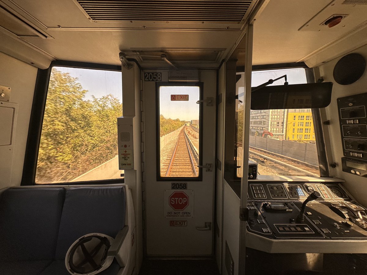 DJHTranspo's tweet photo. The older WMATA cars have a passenger-accessible front window that provides an excellent view of the operator’s cab. Check out the retro 1980s control stand! https://t.co/GPCPibTuJv