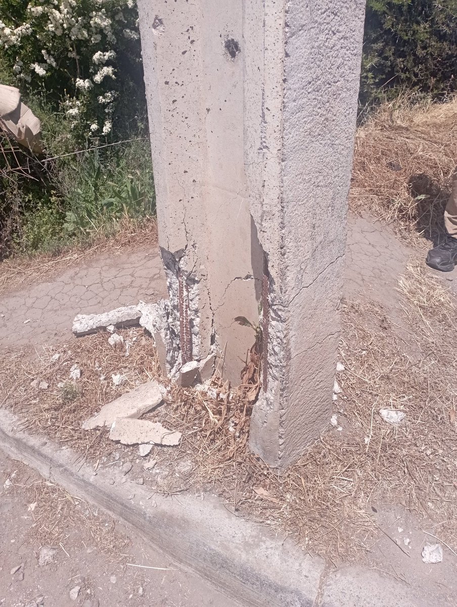 BegonaPanero's tweet photo. @EnelColina @MuniColina un poste con peligro de caida en un sector que pasan muchos autos y peatones 
Caletera san martin , altura san Vicente de lo arcaya 3 https://t.co/iKs3aStyOF