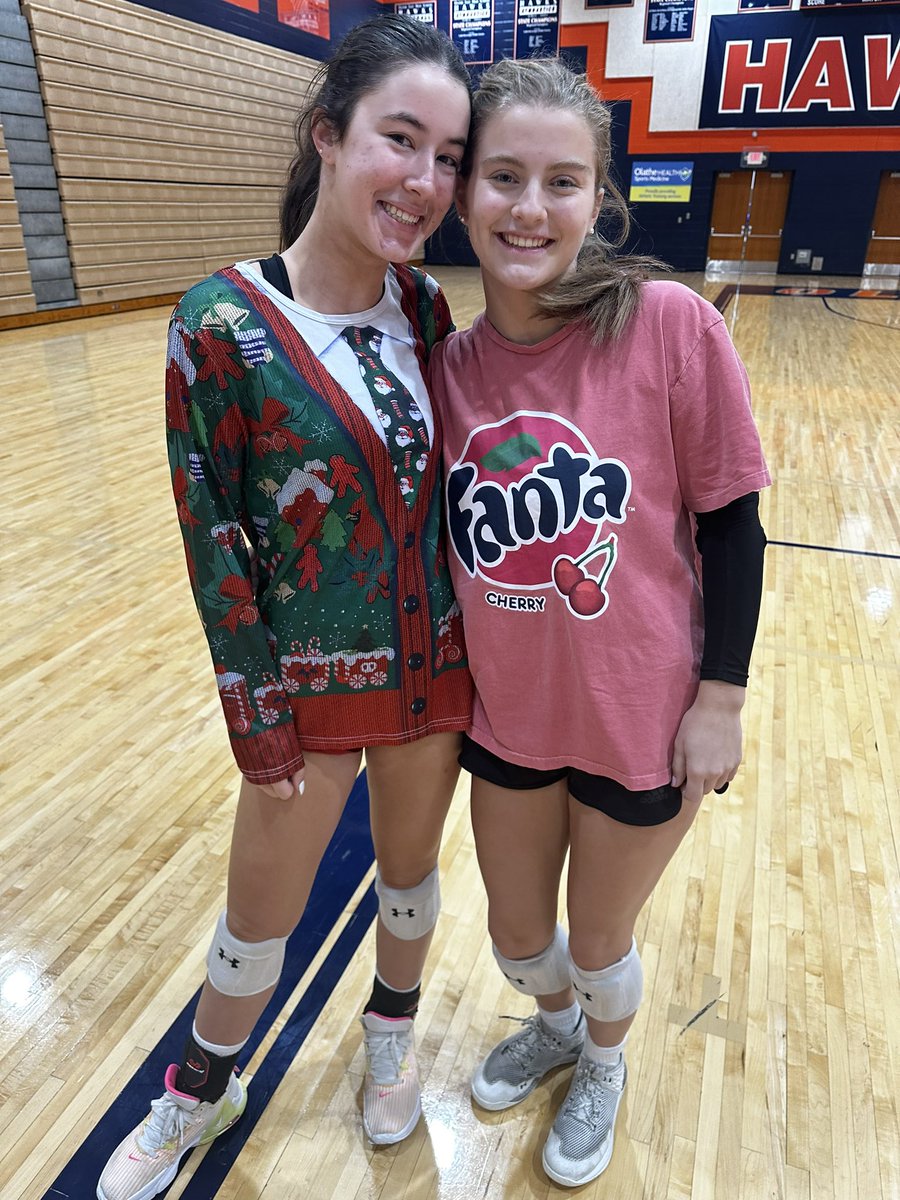 OEHawksVB's tweet photo. Fun last #teambuilding of the season! #rhymewithnoreason @OEVBboosters @OEastAthletics 🧡🏐💙 https://t.co/aAQYCxNSrc