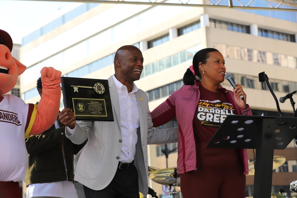 entertain_dc's tweet photo. Darrell Green, legend alert! ๐๏ธ D.C. honors him with a key to the city by @MayorBowser and retired jersey. 20 years with the Commanders, 7-time Pro Bowler! ๐ #DarrellGreen #CommandersFam https://t.co/6oKkNJYUts