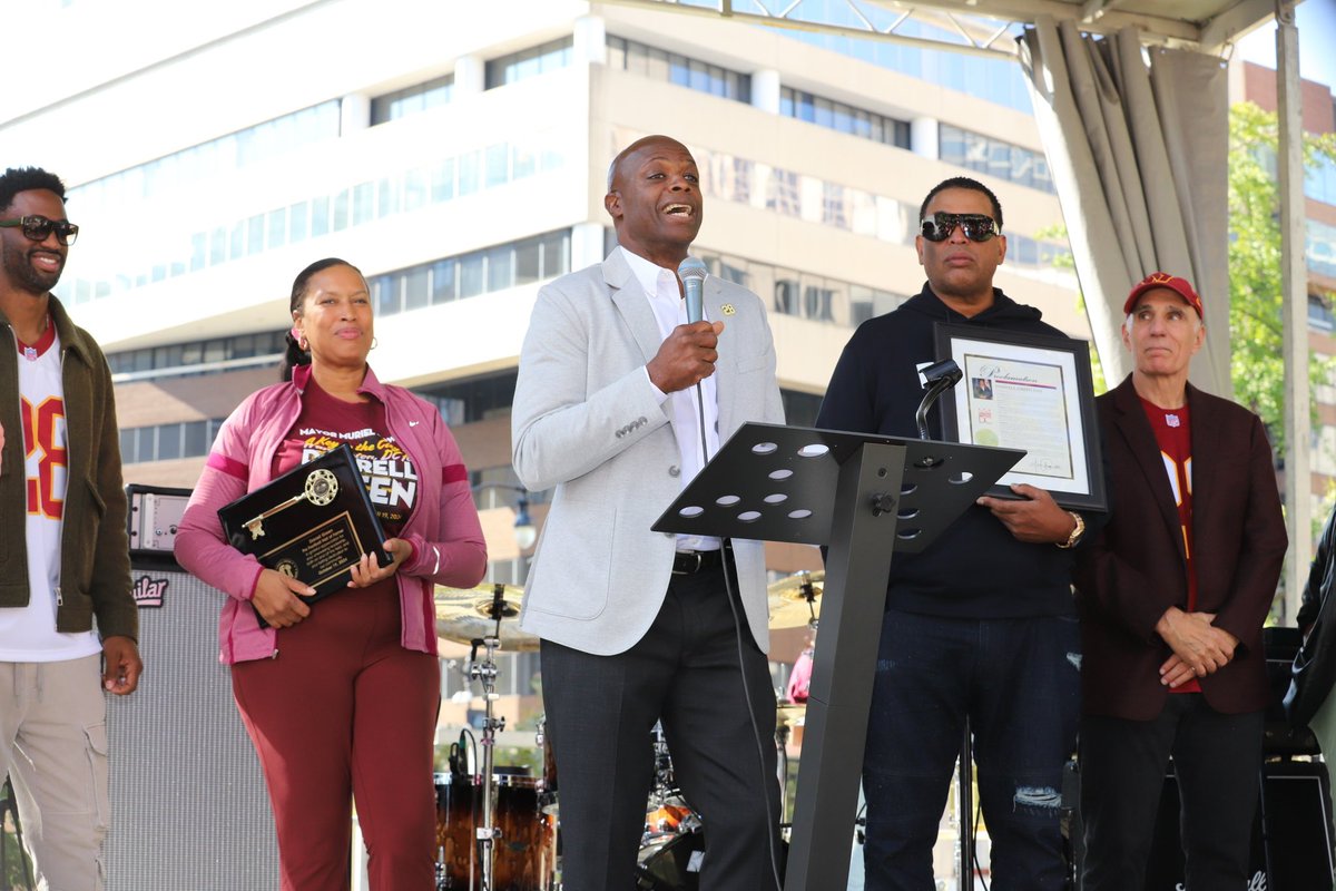 entertain_dc's tweet photo. Darrell Green, legend alert! ๐๏ธ D.C. honors him with a key to the city by @MayorBowser and retired jersey. 20 years with the Commanders, 7-time Pro Bowler! ๐ #DarrellGreen #CommandersFam https://t.co/6oKkNJYUts