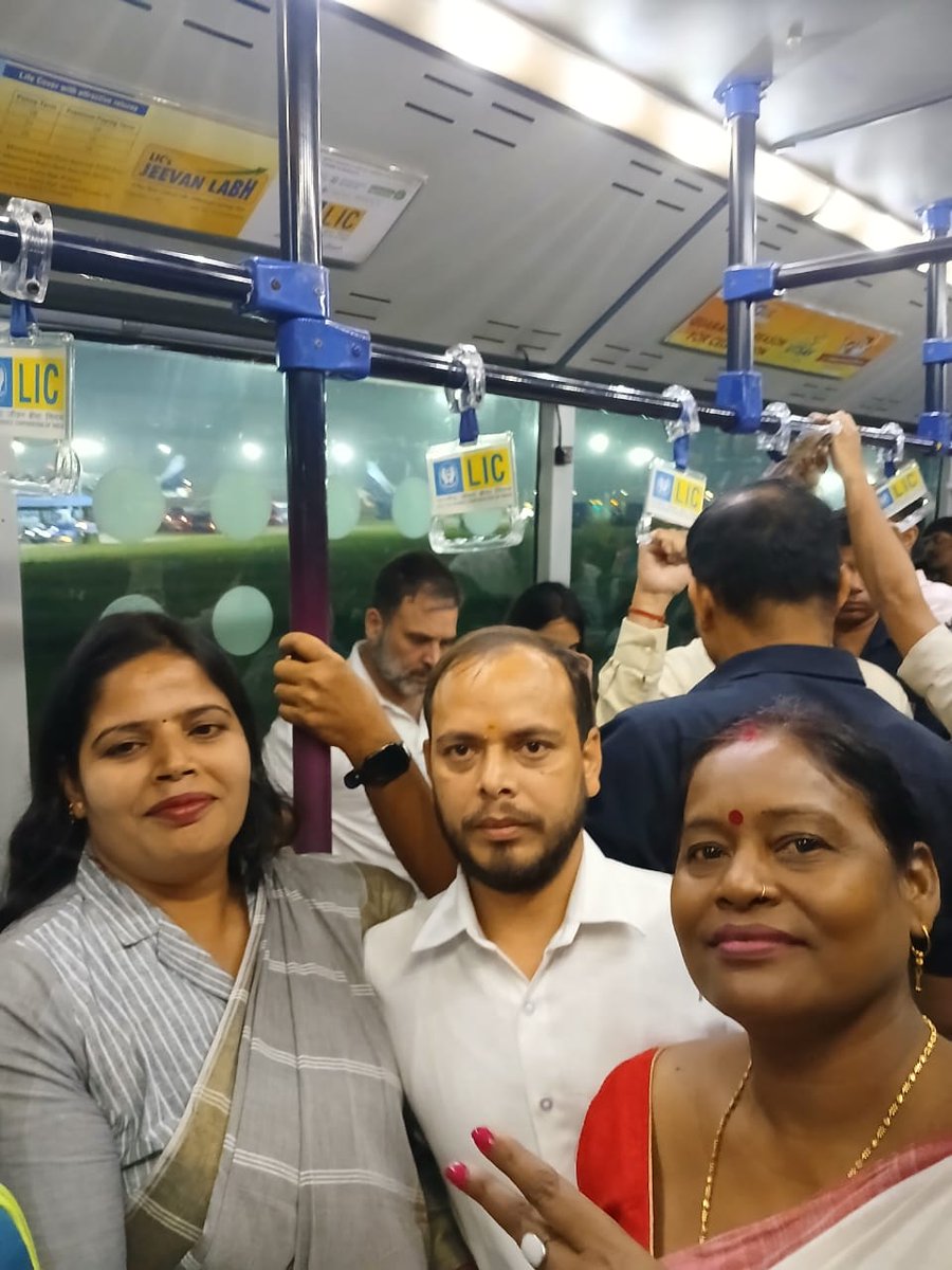 indiradevi48's tweet photo. आज झारखंड से दिल्ली आगमन के समय हम सबके जननायक और प्रतिपक्ष नेता आदरणीय @RahulGandhi जी के साथ इंडिगो और बस में सफर करने के दौरान उनके साथ बातचीत और औपचारिक मुलाकात हुई उस आनंद का में व्याख्या नहीं कर सकती हूं @kharge @kcvenugopalmp @GAMIR_INC  @keshavmahtoINC  @LambaAlka https://t.co/pDXeRILlUW