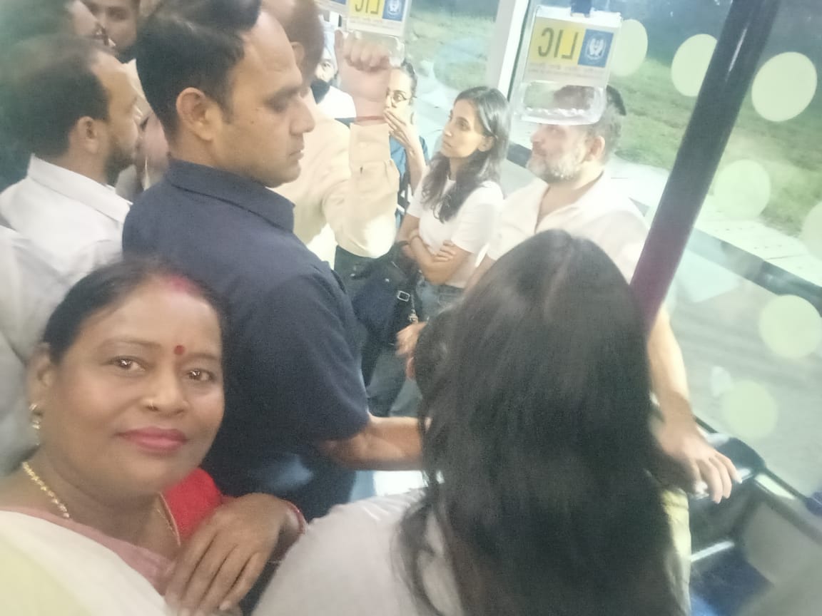 indiradevi48's tweet photo. आज झारखंड से दिल्ली आगमन के समय हम सबके जननायक और प्रतिपक्ष नेता आदरणीय @RahulGandhi जी के साथ इंडिगो और बस में सफर करने के दौरान उनके साथ बातचीत और औपचारिक मुलाकात हुई उस आनंद का में व्याख्या नहीं कर सकती हूं @kharge @kcvenugopalmp @GAMIR_INC  @keshavmahtoINC  @LambaAlka https://t.co/pDXeRILlUW