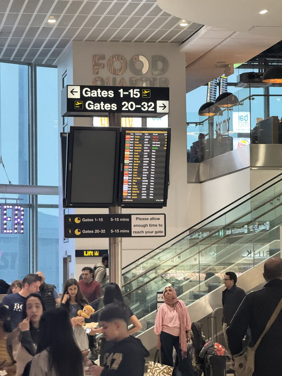 tomwebber's tweet photo. @manairport I had the deep joy of passing through T1 today. Looking good as per 👌 https://t.co/rbM3gy3TUS