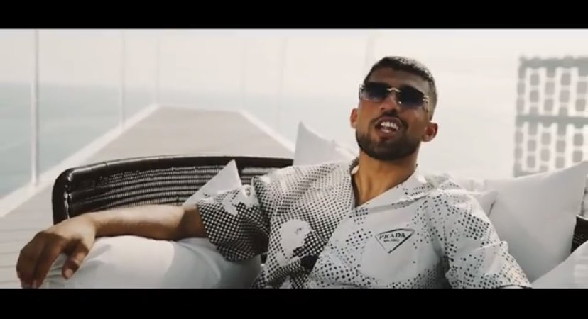 buzzdefou's tweet photo. ZKR dévoile son nouveau clip ensoleillé « Désolé »
👉 https://t.co/OLh85x9Jn3 https://t.co/yw4puNRTmQ