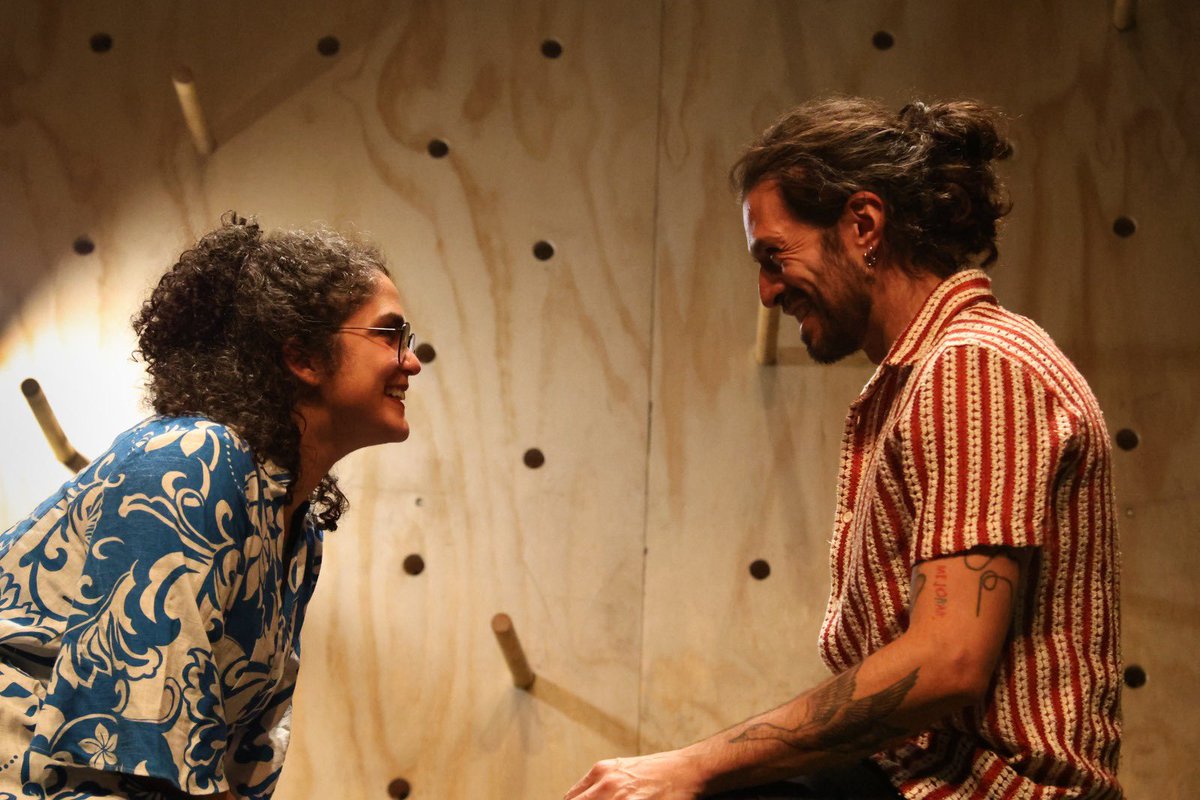 "Avistamiento de ballenas" es un juego escénico divertido y fresco que combina la improvisación con la ficción pero también es un encuentro con nuestras creencias sobre el amor. Hoy 7pm o mañana 6pm en <a href="/cenartmx/">Centro Nacional de las Artes</a> bit.ly/4f6FGXE