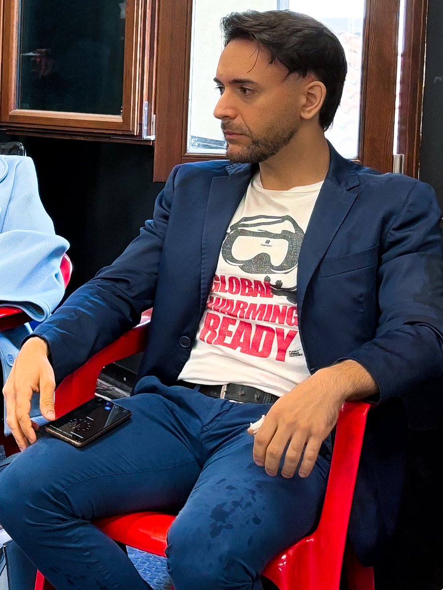 Non è maltempo, è #crisiclimatica. Alla conferenza stampa del #M5S ho indossato una t-shirt "GLOBAL WARMING READY", simbolo di un tema che 15 anni fa era ignorato, oggi è urgente. Se eletto, porterò avanti proposte per mitigare la crisi a partire dagli allevamenti. SCRIVI #VEGAN