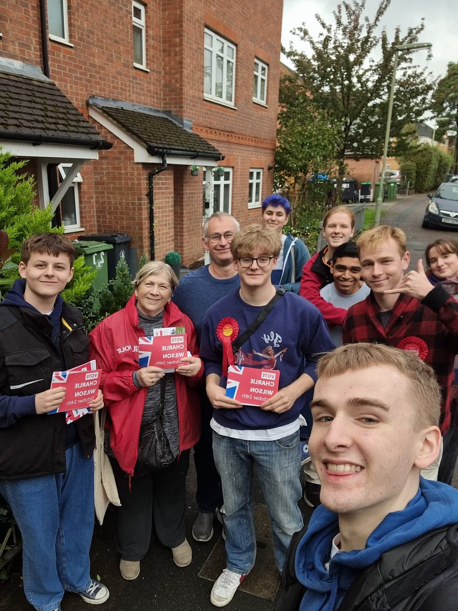 cgkwilson's tweet image. Another great day on the campaign today - this time with a huge help from the amazing @YoungLabourSE! Thanks all for coming along, and bring on Thursday 24th! 🌹