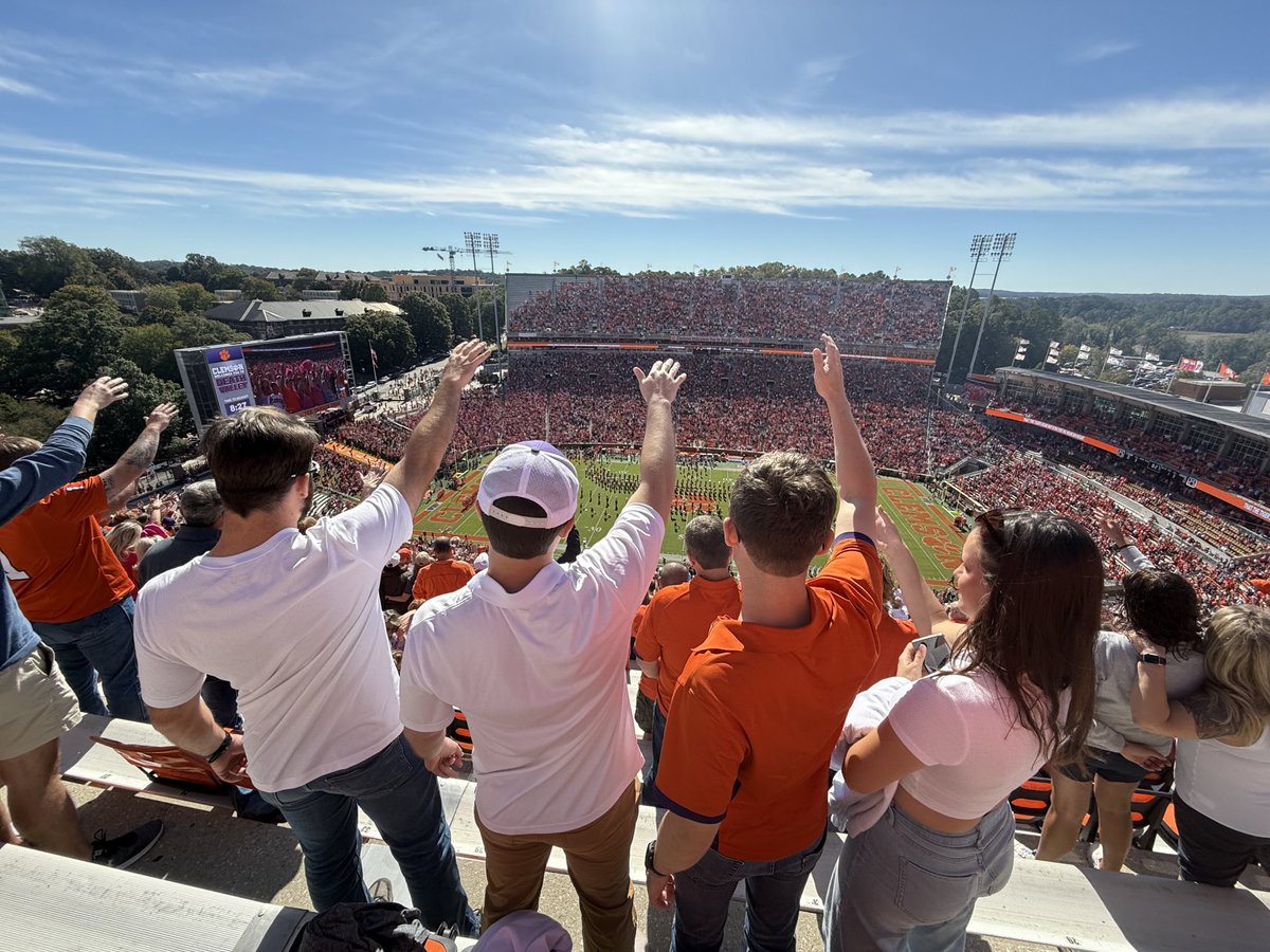 CincyKimber's tweet photo. #Bestinthegame 🧡 #allin ⁦@ClemsonFB⁩ https://t.co/rFJI9E1fdo