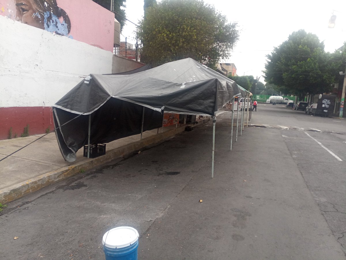reporterdss's tweet photo. Cómo es posible que la calle se ocupe de estacionamiento y se aparte con carpas, botes, piedras y puestos, solicito sancionar y retirar.
@LaSEMOVI @UCS_GCDMX @SSC_CDMX @OVIALCDMX @Alc_Iztapalapa
#elpeatonprimero #calleslibres
Campesinos 282, Col. progreso del sur, Iztapalapa https://t.co/euG7ST9ut6