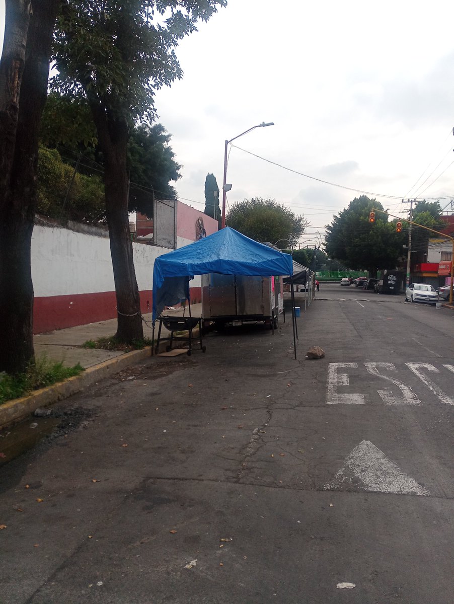 reporterdss's tweet photo. Cómo es posible que la calle se ocupe de estacionamiento y se aparte con carpas, botes, piedras y puestos, solicito sancionar y retirar.
@LaSEMOVI @UCS_GCDMX @SSC_CDMX @OVIALCDMX @Alc_Iztapalapa
#elpeatonprimero #calleslibres
Campesinos 282, Col. progreso del sur, Iztapalapa https://t.co/euG7ST9ut6