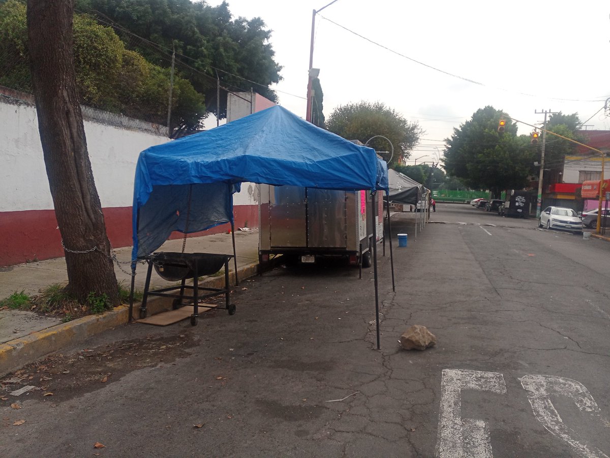 reporterdss's tweet photo. Cómo es posible que la calle se ocupe de estacionamiento y se aparte con carpas, botes, piedras y puestos, solicito sancionar y retirar.
@LaSEMOVI @UCS_GCDMX @SSC_CDMX @OVIALCDMX @Alc_Iztapalapa
#elpeatonprimero #calleslibres
Campesinos 282, Col. progreso del sur, Iztapalapa https://t.co/euG7ST9ut6