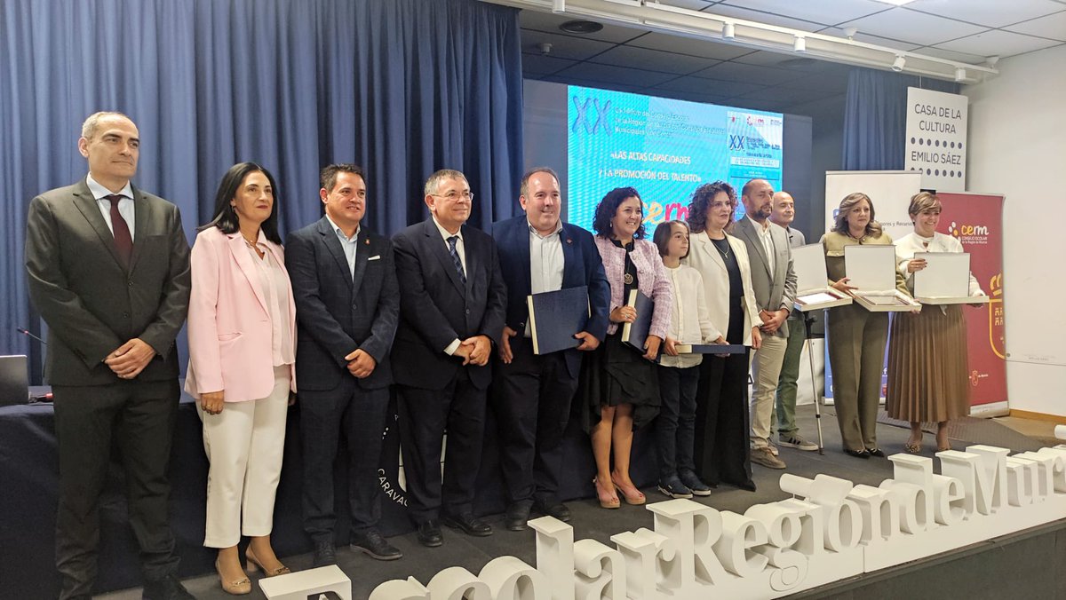 direcmur's tweet photo. Nuestro presidente, @RubenEscavy, ha recibido una distinción en las Jornadas del CERM en la modalidad de personal docente y no docente,  por sus iniciativas y logros en materia educativa y solidarias. https://t.co/CFOMmzrCFH