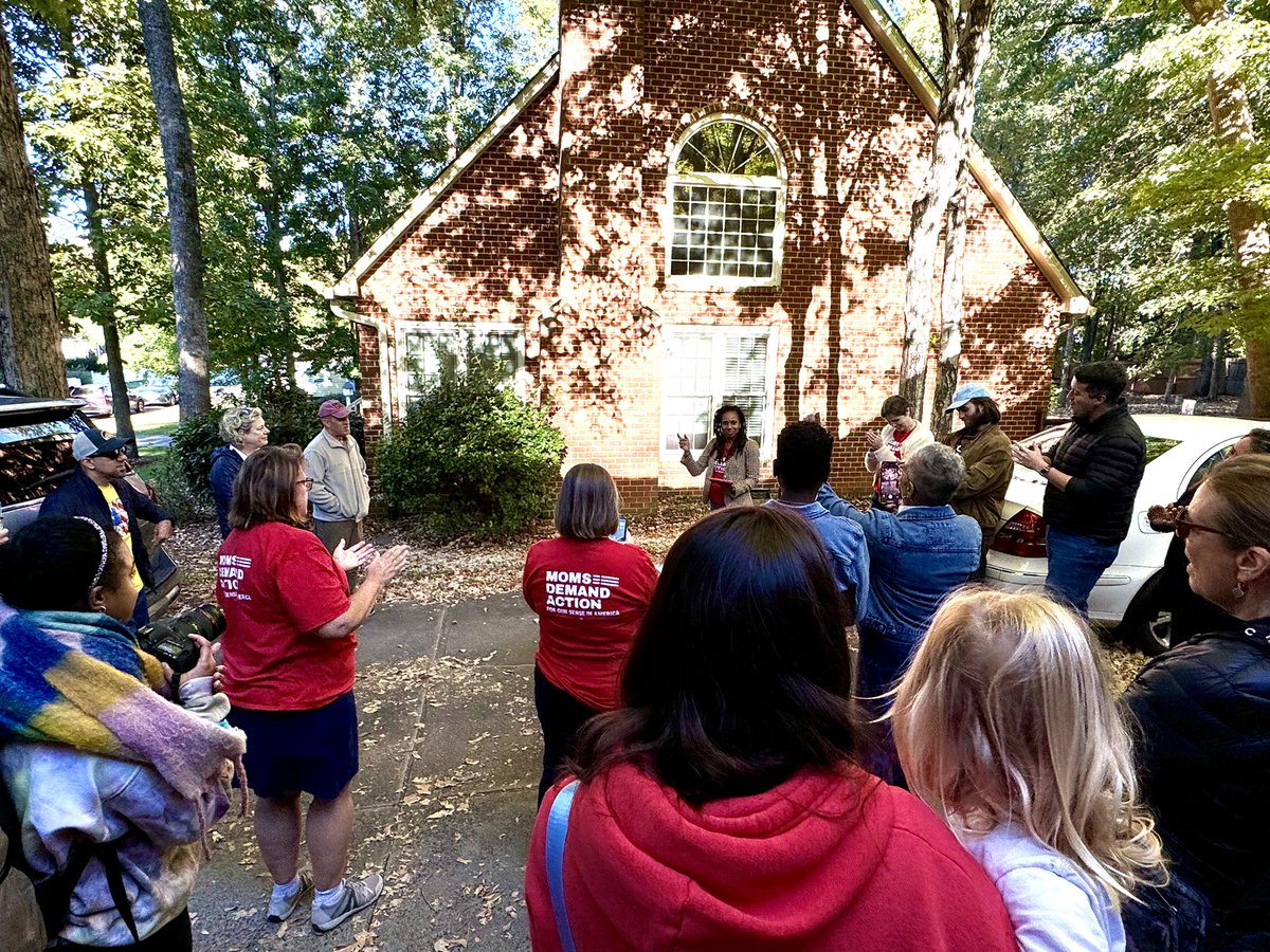 MomsDemand's tweet photo. NOW: Our volunteers are knocking on doors, running phone banks, and connecting directly with voters to turn out votes for Gun Sense Candidates across the country!  

If you want to help but can't join us in person, sign up for a virtual phone bank by texting PHONES to 644-33! https://t.co/ifL2DZWAR3