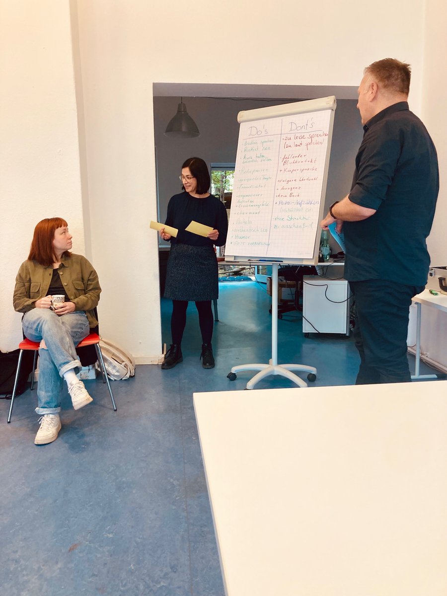 UlrikeRosensky's tweet photo. Wieder ein wunderbares Seminar im Rahmen unseres Mentorings für Nichtakademiker:innen in der SPD Pankow von Anja Gerecke zum Thema: Wie stelle ich mich vor. Wie immer: Mega toll! https://t.co/hh2swOW8pi