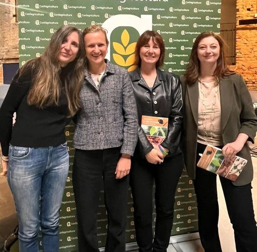 Oggi alla presentazione del libro di @dPiovan (Agricoltura femminile singolare), con <a href="/vittoriabr/">vittoria brambilla</a> e <a href="/divagatrice/">Beatrice Mautino</a> #CRISPR #TEA #NGTs