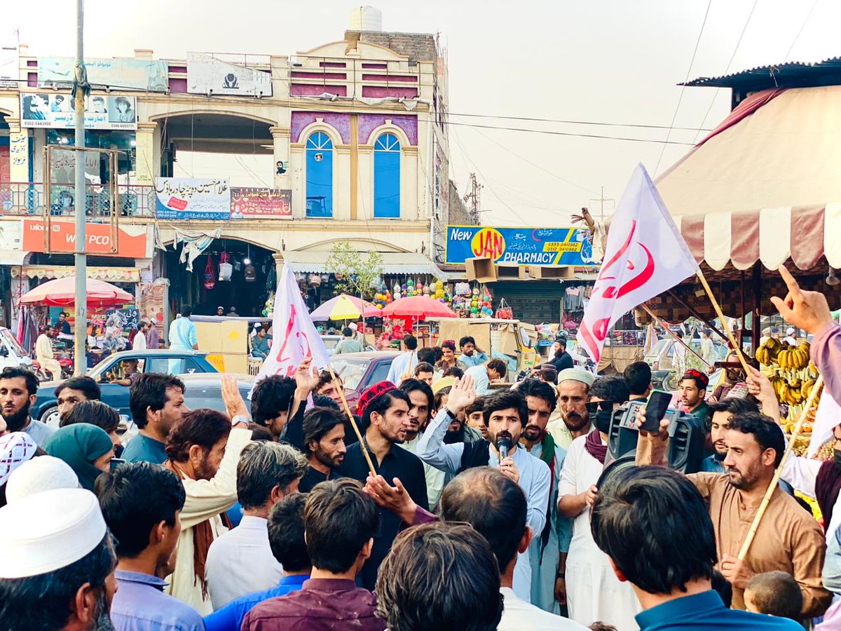 Rauf_AFR2's tweet photo. آج پی ٹی ایم خیبر کے کارکنوں نے قومی جرگہ کے اعلان کردہ امن مارچ کے لیے باڑہ بازار میں مہم چلائی۔ 
ضلع خیبر میں کل صبح 9 بجے باب خیبر کے مقام پر امن مارچ ہوگا خیبر کے غیرتی عوام سے قومی جرگہ کی حمایت اور فیصلوں کی تائید کے لیے بھرپور شرکت کی اپیل کی جاتی ہے۔
#پښتون_ولسي_پاڅون https://t.co/xn6p4kMJxN
